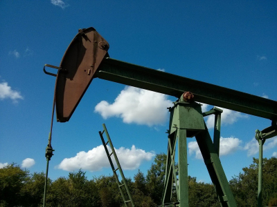 Brent снижается из-за торговых рисков и неопределённости поставок